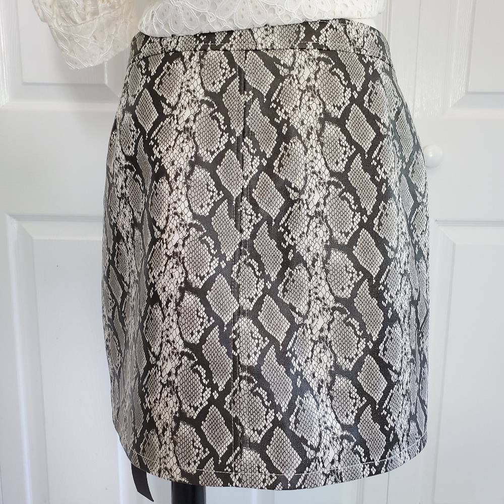 NWT Blank NYC Vegan Leather Snake Print Mini Skirt - Picture 3 of 7
